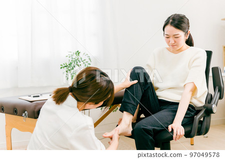 亞洲婦女和醫生/物理治療師在醫院/骨科接受腿部損傷康復治療 亞洲婦女和醫生/物理治療師在醫院/骨科接受腿部損傷康復治療 97049578