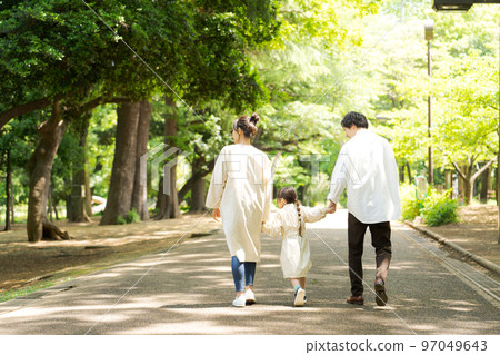 家人在公園散步 97049643