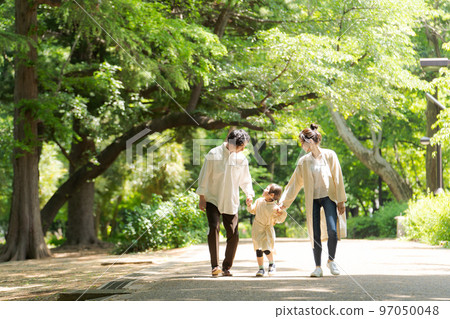 家人在公園散步 家人在公園散步 97050048