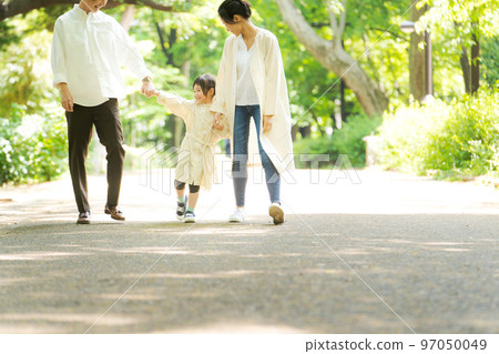 家人在公園散步 97050049