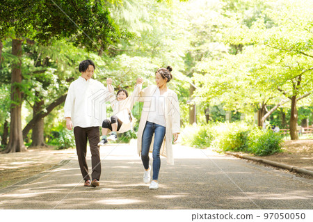 家人在公園散步 97050050