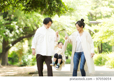 Families walking in the park 97050054