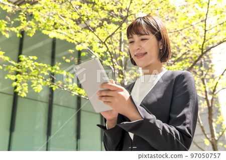 走在丸之內商業區平板電腦的女商人 97050757