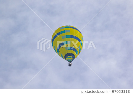 Balloons flying above Watarase Yusui 97053318