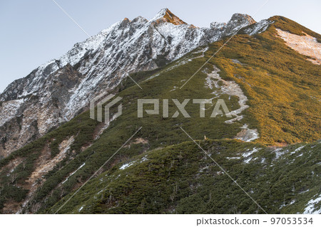 在多雲的天空下從長野和岐阜交界處的西穗高山的山脊看到的阿爾卑斯山的山脊 北阿爾卑斯山脈在雲中流動 97053534