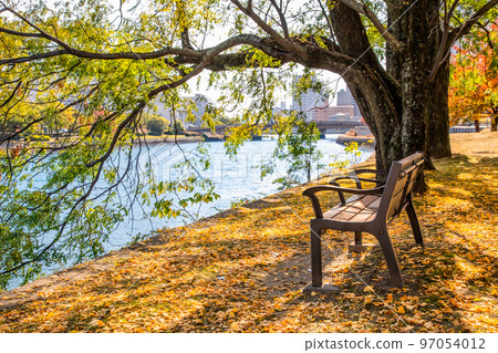 It is a bench scenery of the river bank in the lower reaches of the west end of the Nishi Heiwa Ohashi Bridge. Please enjoy the sculptural and impressive atmosphere. Hiroshima Prefecture 97054012