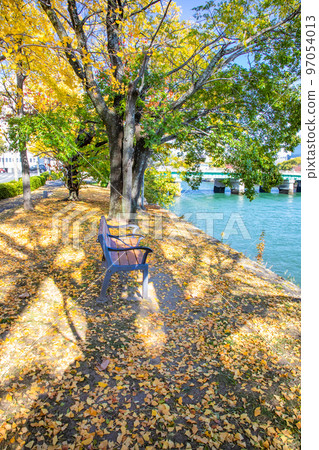 It is a bench scenery of the river bank in the lower reaches of the west end of the Nishi Heiwa Ohashi Bridge. Please enjoy the sculptural and impressive atmosphere. Hiroshima Prefecture 97054013