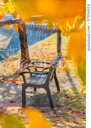 It is a bench scenery of the river bank in the lower reaches of the west end of the Nishi Heiwa Ohashi Bridge. Please enjoy the sculptural and impressive atmosphere. Hiroshima Prefecture 97054014