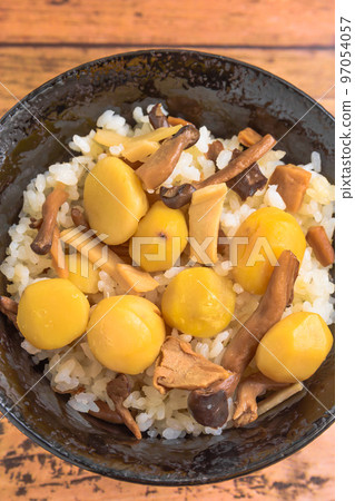 Rice cooked with chestnuts and mushrooms 97054057