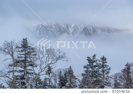 從日本阿爾卑斯山的山脊線看到的初冬北阿爾卑斯 雪堆積在山頂上 北阿爾卑斯的山脈被雪覆蓋 從日本阿爾卑斯山的山脊線看到的初冬北阿爾卑斯 雪堆積在山頂上 北阿爾卑斯的山脈被雪覆蓋 97054636