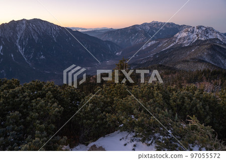 在晴朗的天空下，從長野縣和岐阜縣交界處的西穗高嶽山脊看到的阿爾卑斯山的山脊 被晨光染紅的北阿爾卑斯群山 97055572