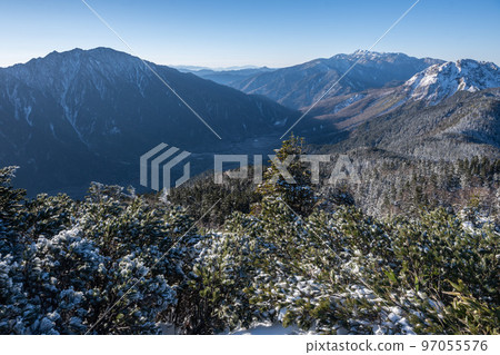 晴天時從長野縣和岐阜縣邊界的西穗高嶽山脊線看到的阿爾卑斯山脊線,北阿爾卑斯山脈 晴天時從長野縣和岐阜縣邊界的西穗高嶽山脊線看到的阿爾卑斯山脊線,北阿爾卑斯山脈 97055576