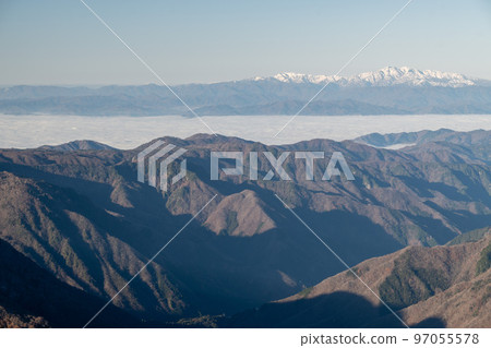 從日本阿爾卑斯山的山脊線看到的初冬北阿爾卑斯 雪堆積在山頂上 北阿爾卑斯的山脈被雪覆蓋 97055578