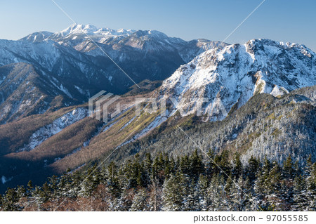 The ridgeline of the Alps seen from the ridgeline of Mt. Nishihotaka on the border of Nagano and Gifu prefectures under clear skies The mountains of the Northern Alps at sunrise 97055585