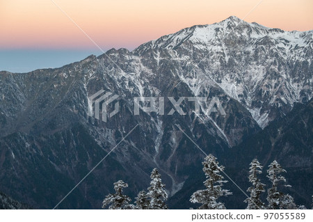 從日本阿爾卑斯山的山脊線看到的初冬北阿爾卑斯 雪堆積在山頂上 北阿爾卑斯的山脈被雪覆蓋 從日本阿爾卑斯山的山脊線看到的初冬北阿爾卑斯 雪堆積在山頂上 北阿爾卑斯的山脈被雪覆蓋 97055589