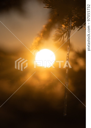 在晴朗的天空下從西穗高山的山脊上看到的秋天的北阿爾卑斯山 北阿爾卑斯山的群山被夕陽染紅 97055732