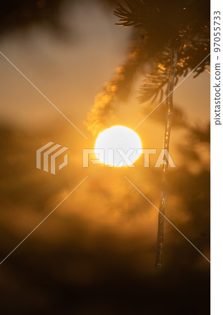 在晴朗的天空下從西穗高山的山脊上看到的秋天的北阿爾卑斯山 北阿爾卑斯山的群山被夕陽染紅 在晴朗的天空下從西穗高山的山脊上看到的秋天的北阿爾卑斯山 北阿爾卑斯山的群山被夕陽染紅 97055733