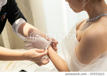 新娘在婚禮新娘房間裡準備的形象 97055823