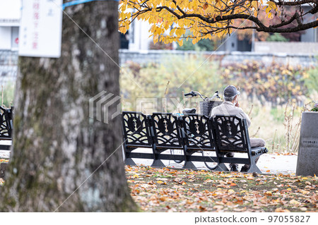孤獨的老人獨自坐在公園長椅上 97055827