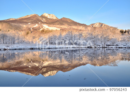 At Imori Pond in Morgenroth on Mt. Myoko covered in snow (2) 97056243