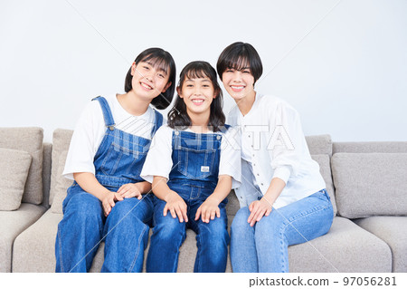 姐妹和媽媽坐在沙發上 97056281