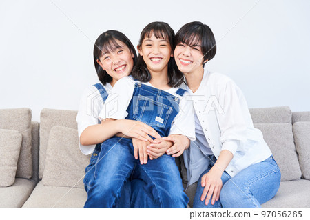姐妹和媽媽坐在沙發上 97056285