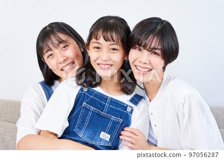 姐妹和媽媽坐在沙發上 97056287