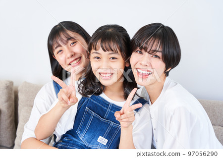 姐妹和媽媽坐在沙發上 97056290