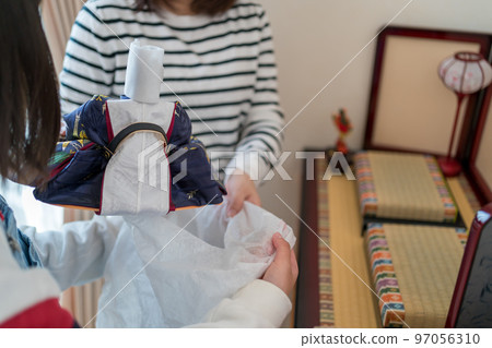 裝飾hina娃娃。把娃娃收起來。 97056310