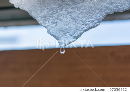 冰 冰冷 積雪 97056312