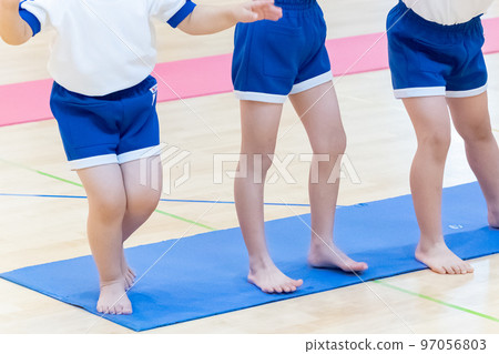 小學生健身房鍛煉圖片 97056803