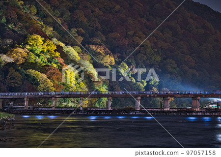 嵐山的紅葉點亮 嵐山的紅葉點亮 97057158