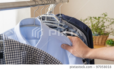 衣物的房間乾燥/衣服的存儲圖像 97058018
