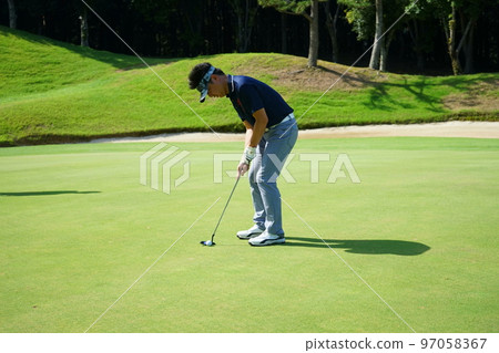 高爾夫打高爾夫球手推桿標準桿推桿在果嶺上 高爾夫打高爾夫球手推桿標準桿推桿在果嶺上 97058367