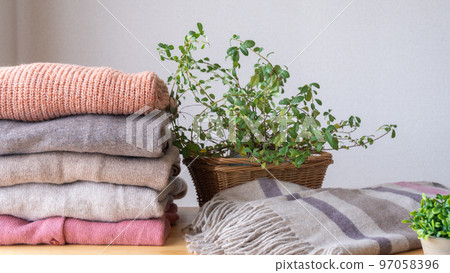 折疊冬衣和圍巾|洗衣/換衣服圖像 97058396