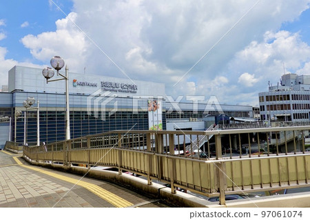 大阪府枚方市，透過立體交叉可看到京阪電車枚方市站東口（2023年以前） 97061074