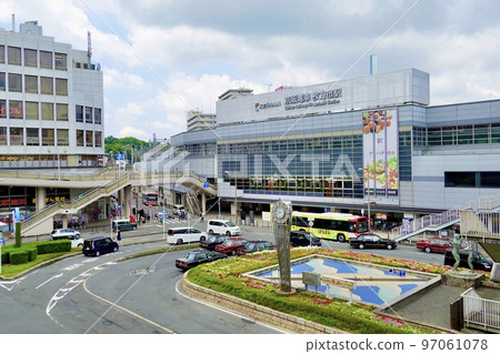 大阪府枚方市京阪電車枚方市站東口天橋西側一景 97061078