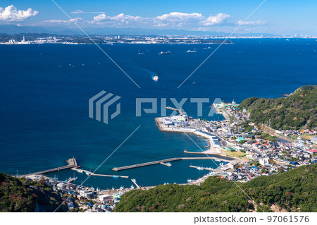 《Chiba Prefecture》 View of Mt. Nokogiri and the cityscape of Hamakanaya Port 97061576