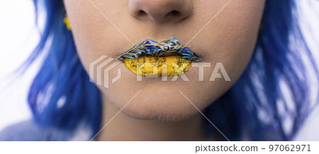 Blue and yellow lips Blue and yellow lips 97062971
