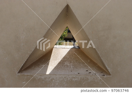 A close-up shot of the gap between the guns 97063746