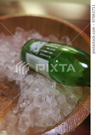 冰桶中的日本清酒 冰桶中的日本清酒 97063751