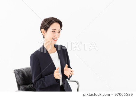 女人接受訪問照片素材 97065589