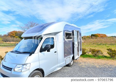 清爽的藍天和露營車 清爽的藍天和露營車 97065796