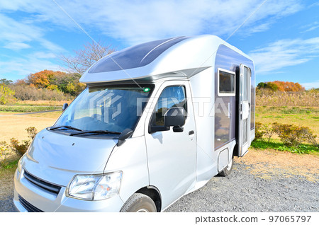 清爽的藍天和露營車 清爽的藍天和露營車 97065797
