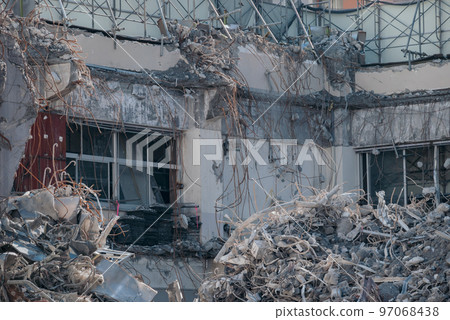Large amounts of rubble generated during the demolition of reinforced concrete 97068438