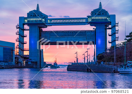 （靜岡縣）沼津港大型觀察水門Viewo Ships underway 97068521