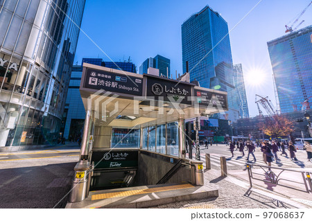 12 月在日本澀谷的東京城市景觀。澀谷站和早上上班等風景。得天獨厚的好天氣和強烈的陽光= 8 97068637