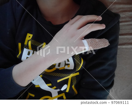 手指受傷的孩子（沒有臉） 97069111