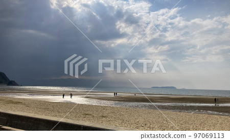 The autumn beach where the sun shines despite the cold weather 97069113