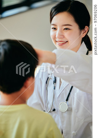 年輕的女醫生用手放在額頭上檢查 97069206